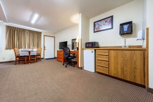 Room, 1 Queen Bed, Accessible, Non Smoking | Desk, blackout drapes, iron/ironing board, rollaway beds