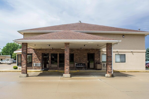 A two-story building with a covered entrance and a brick facade. - Econo Lodge Sioux Center (Sioux Center)