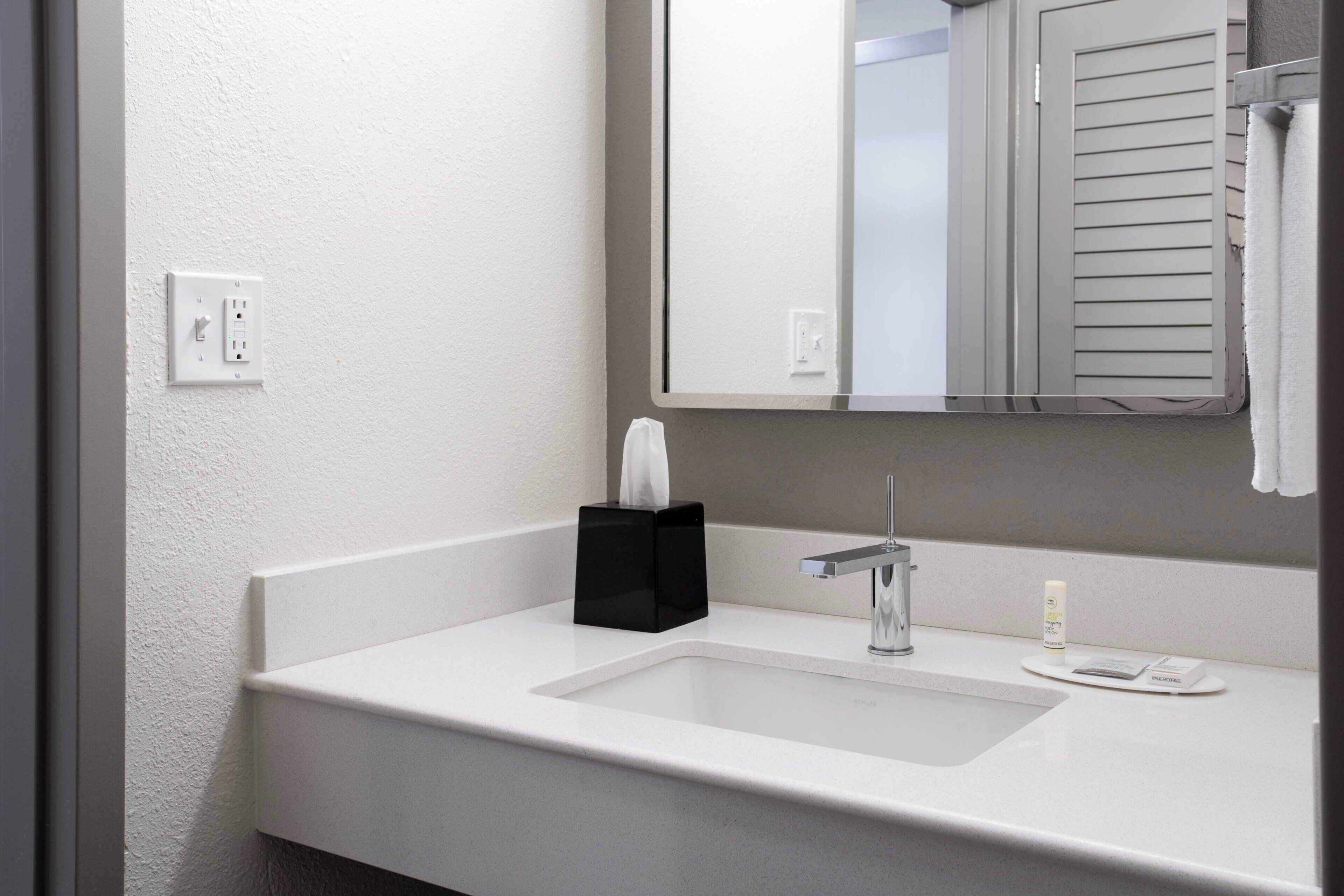 combined shower/bathtub, free toiletries, hair dryer, towels