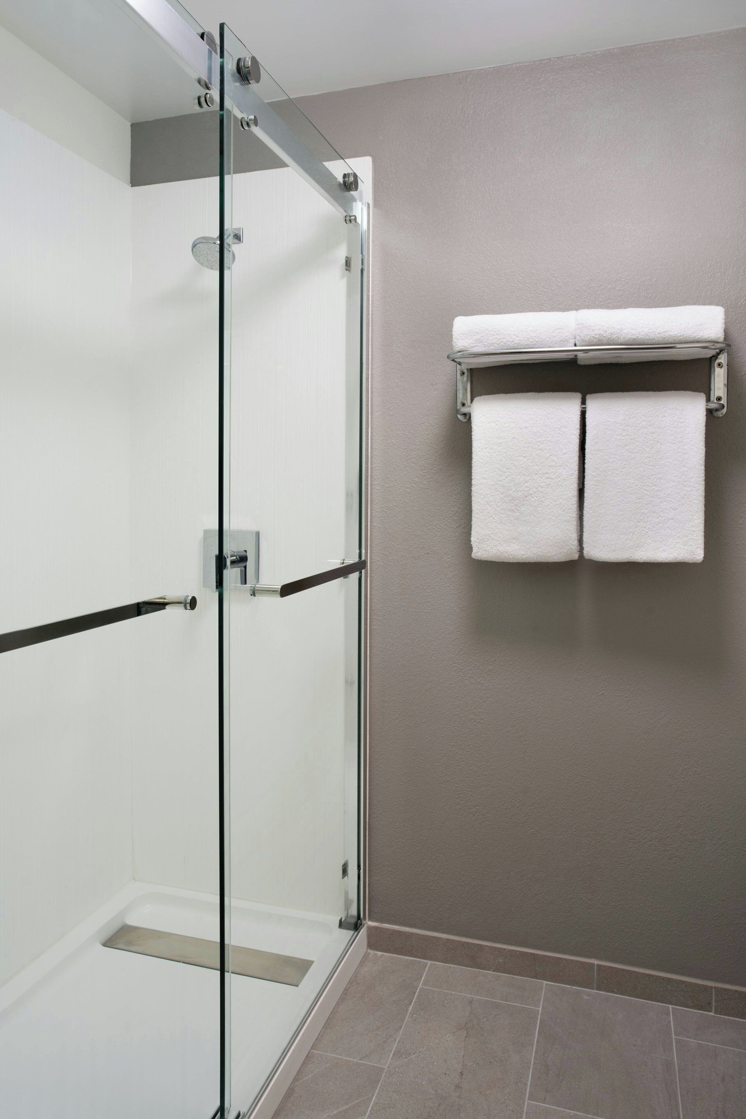 combined shower/bathtub, free toiletries, hair dryer, towels