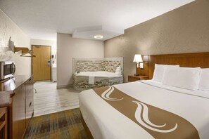 Escritorio, cortinas opacas, wifi gratis y ropa de cama