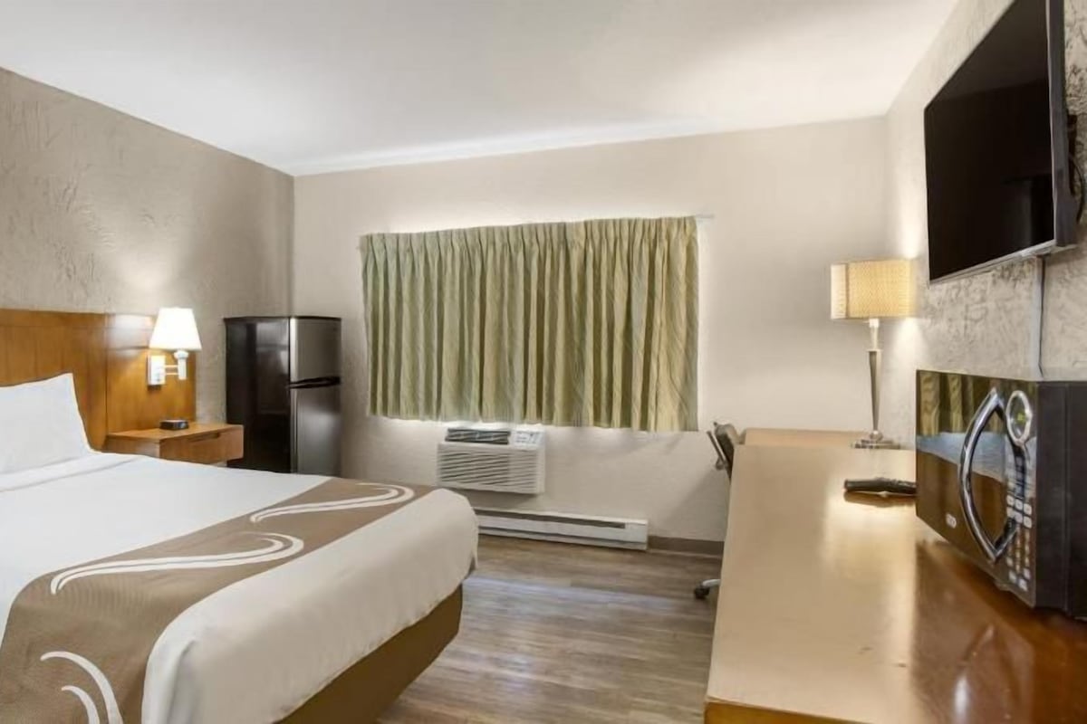 Escritorio, cortinas blackout, wifi gratis y ropa de cama 
