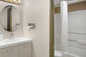 Combined shower/bathtub, hair dryer, towels - Rodeway Inn & Suites Grand Rapids Southeast (Grand Rapids)