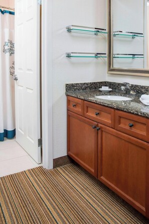 Combined shower/bathtub, free toiletries, hair dryer, towels