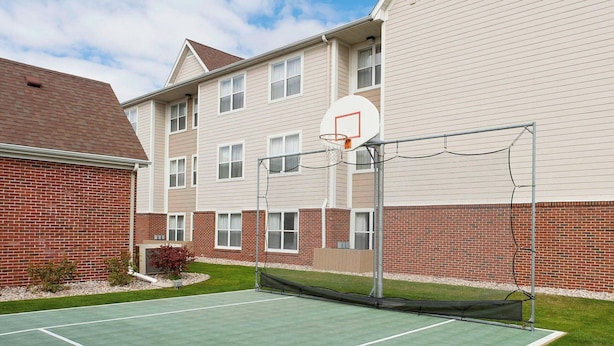 A basketball court adjacent to a Marriott Residence Inn building. - Residence Inn by Marriott Rockford (Rockford)