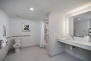 Tina con regadera, amenidades de baño gratuitas, secadora de cabello 