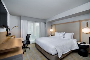 羽绒被、办公桌、笔记本电脑工作区、熨斗/熨衣板