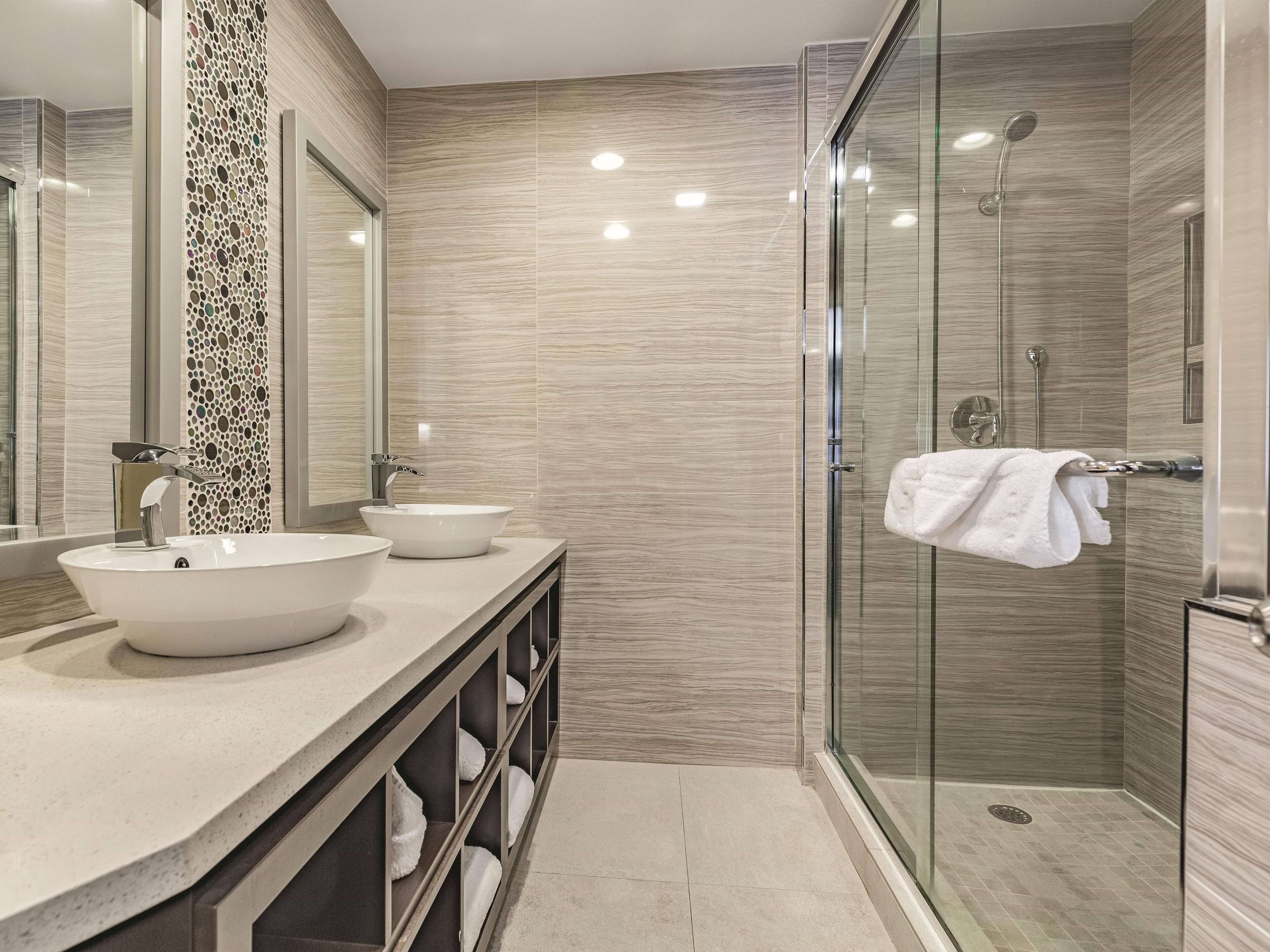 apartment, 1 king bed, non smoking | bathroom | combined shower/bathtub, eco-friendly toiletries, hair dryer, towels