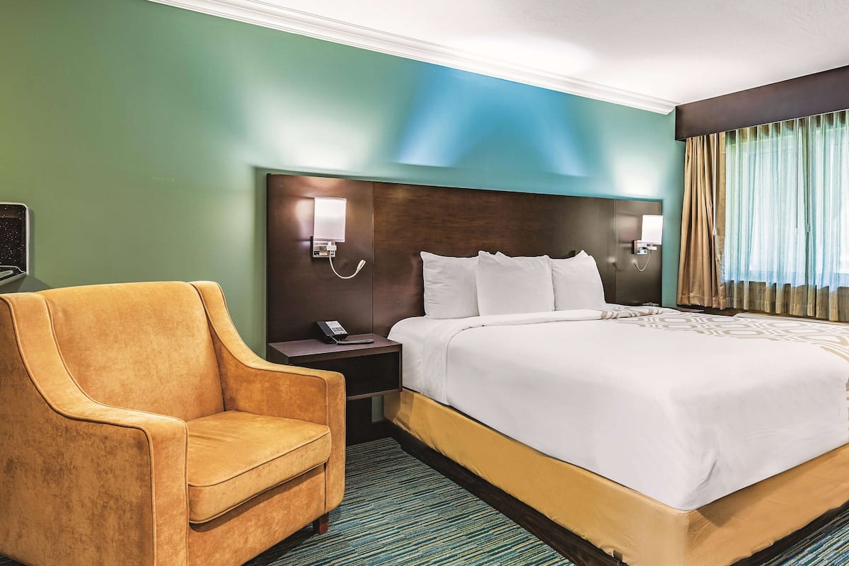 Ropa de cama de alta calidad, escritorio y cortinas blackout