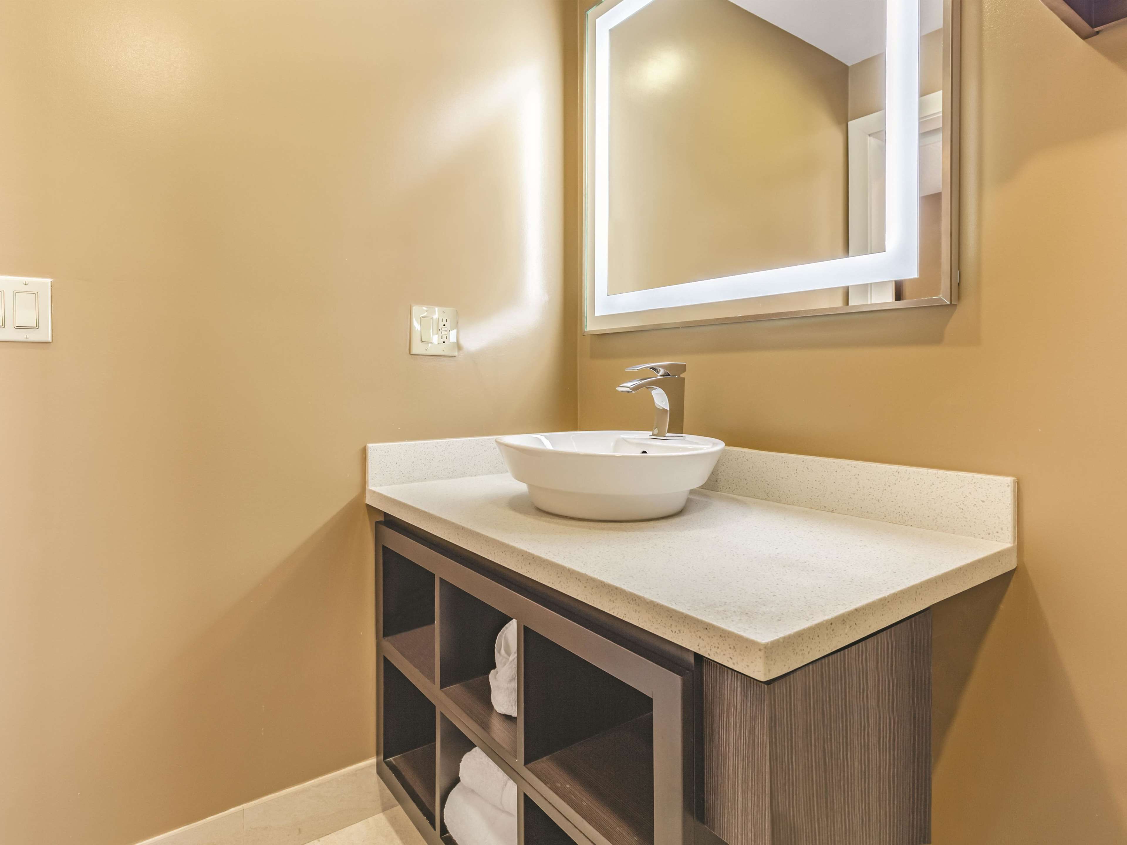 Photo - La Quinta by Wyndham San Francisco ARPT West Millbrae-HTD POOL FREE ARPRT SHTL