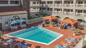 Alberca al aire libre y camas balinesas gratuitas