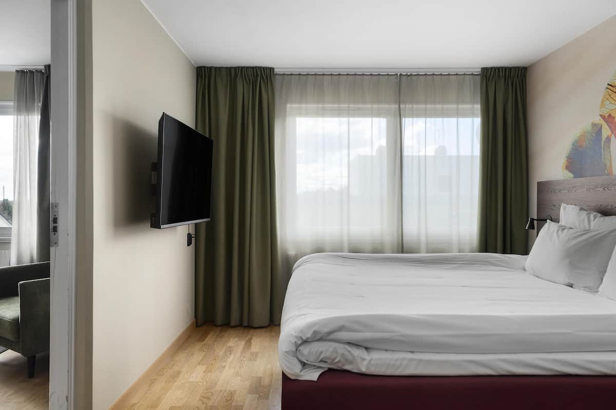 Estudio superior, 1 cama King size, para no fumadores (with Sofabed) | Escritorio, espacio para trabajar con laptop y cortinas blackout