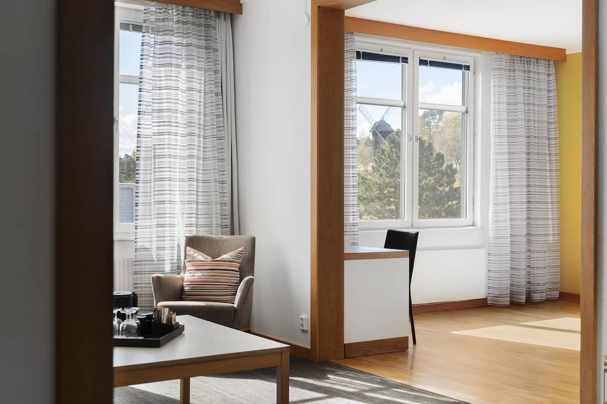 Suite, 1 cama King size, para no fumadores (Living Room;with Sofabed) | Escritorio, espacio para trabajar con laptop y cortinas blackout