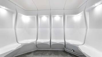 Un sauna, una bañera de hidromasaje