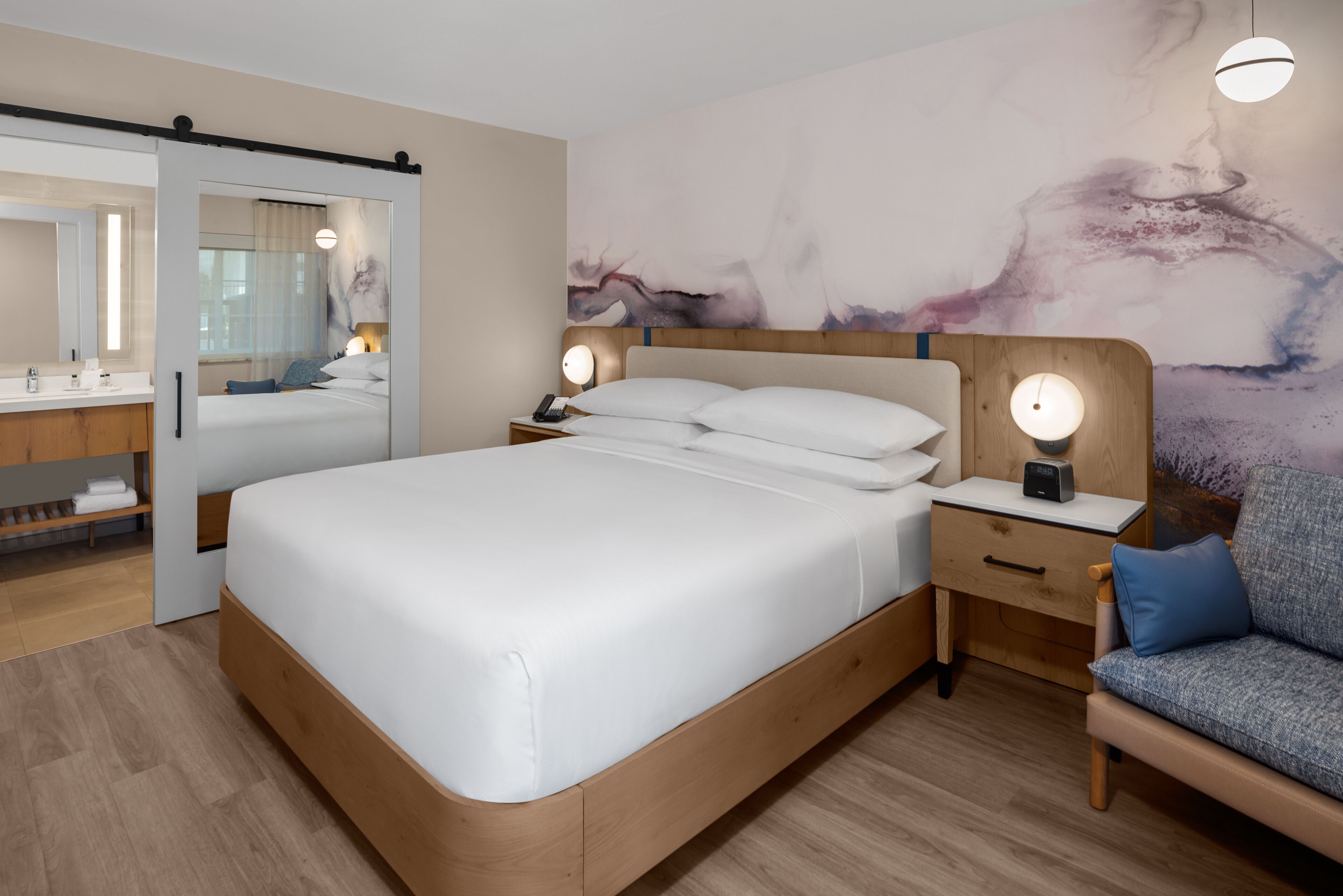 低刺激性寝具、羽毛の掛け布団、セーフティボックス (室内)、デスク