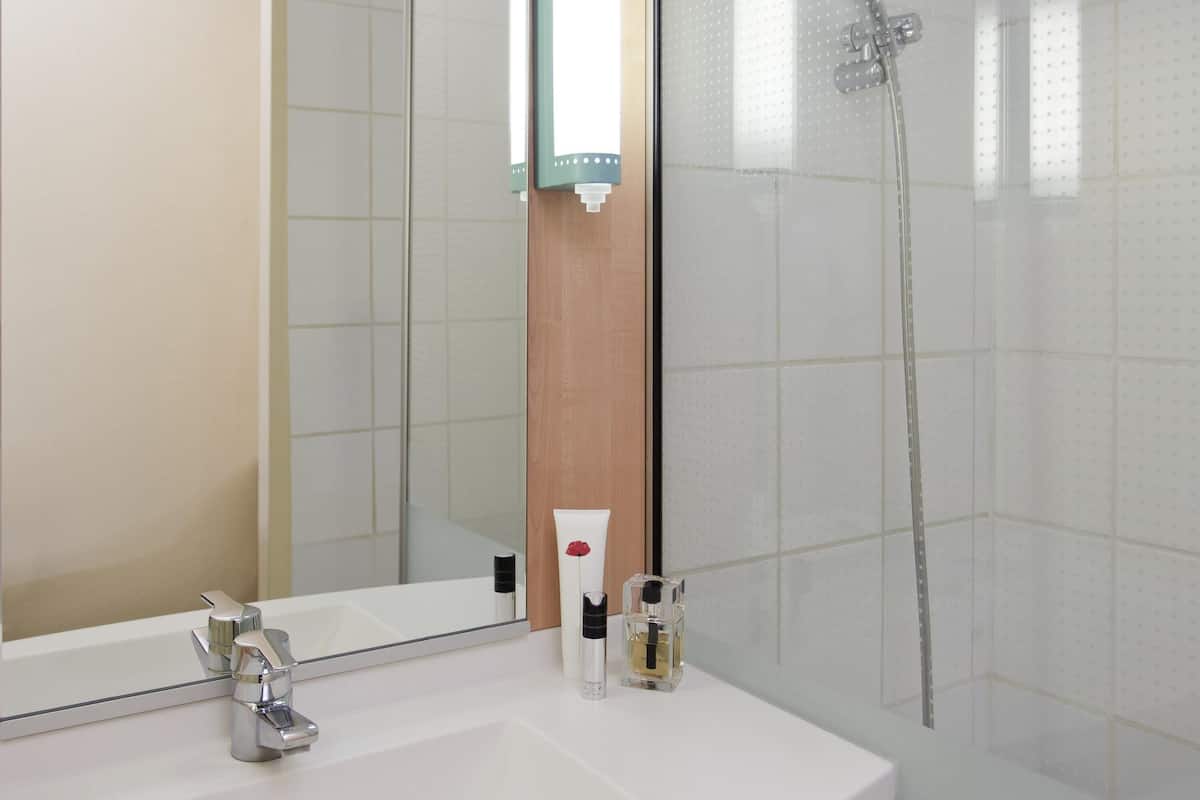 standard room, multiple beds | desk, soundproofing, free wifi, bed sheets