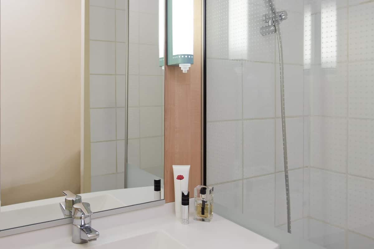 Desk, soundproofing, free WiFi, bed sheets