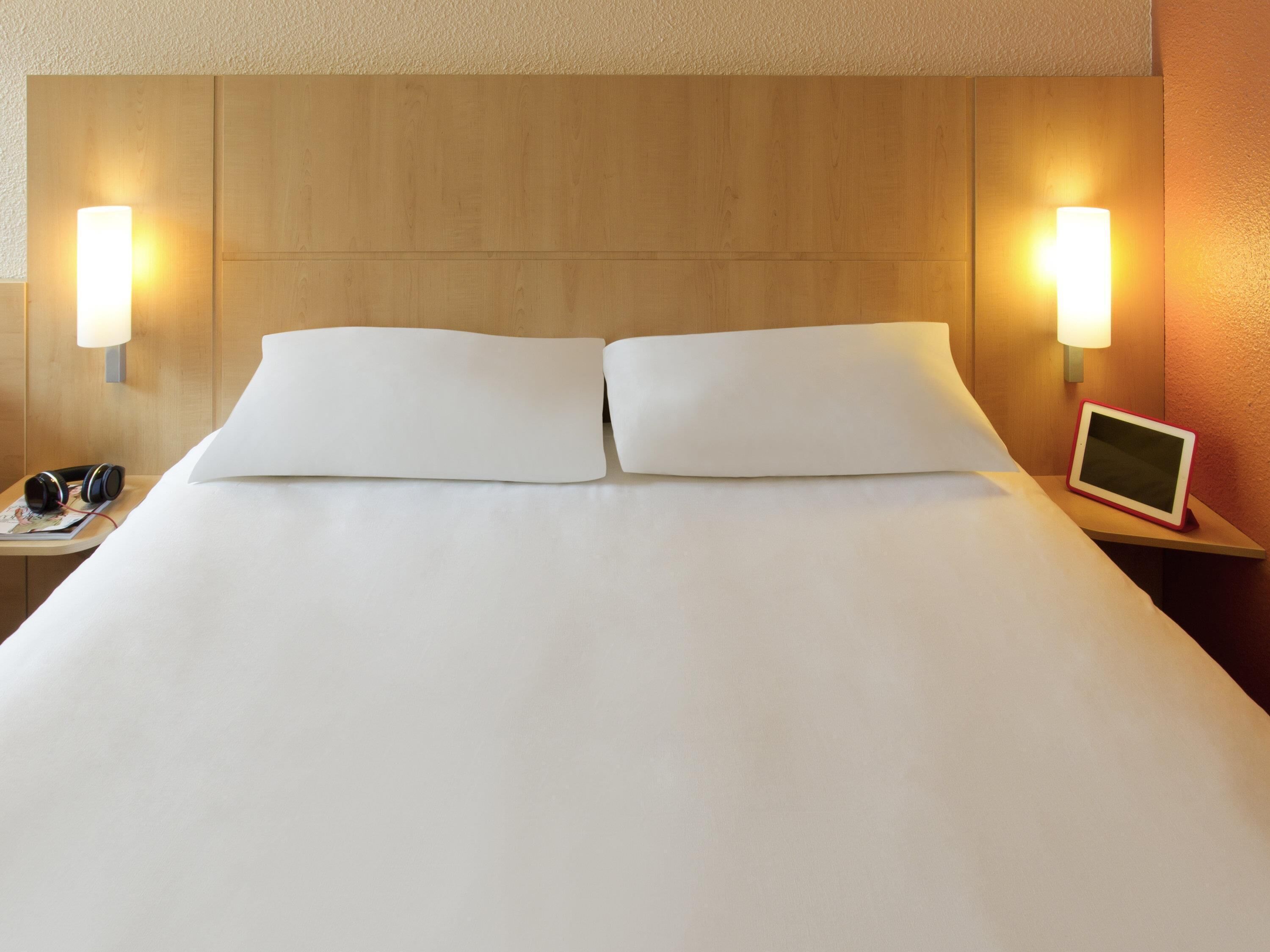 Escritorio, sistema de insonorización, wifi gratis y ropa de cama 