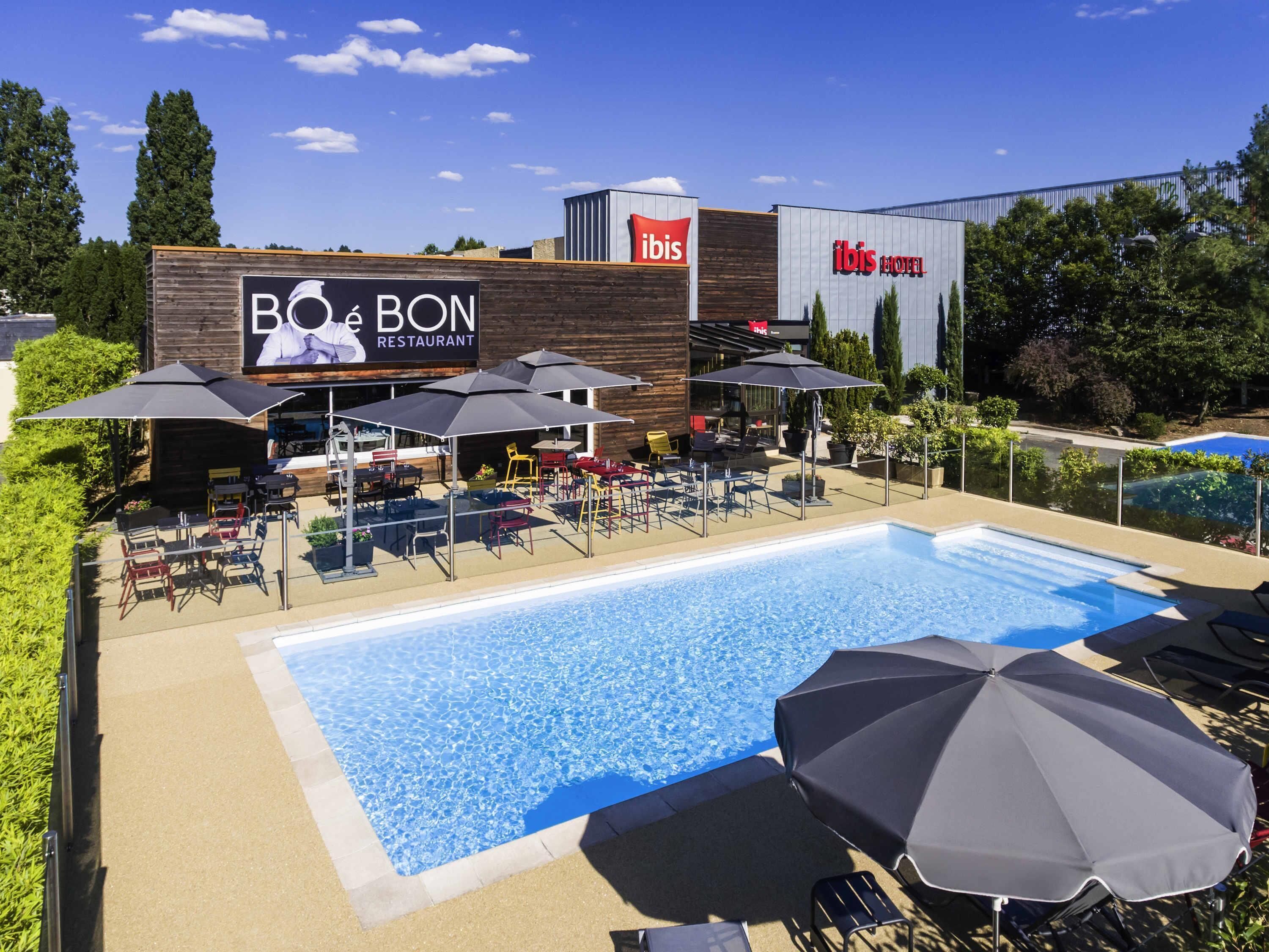 Piscine extérieure, chaises longues