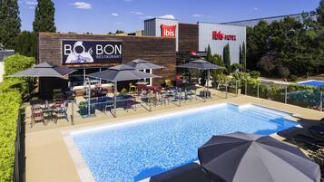 Piscine extérieure, chaises longues