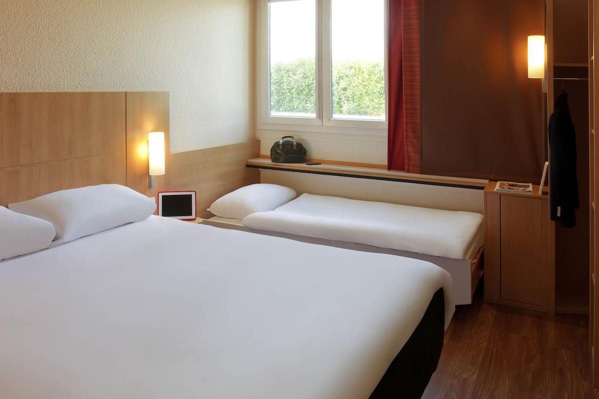 standard room, multiple beds | desk, soundproofing, free wifi, bed sheets