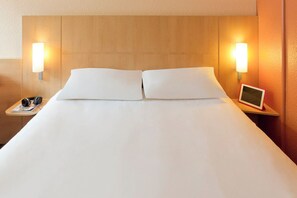 Escritorio, sistema de insonorización, wifi gratis y ropa de cama 