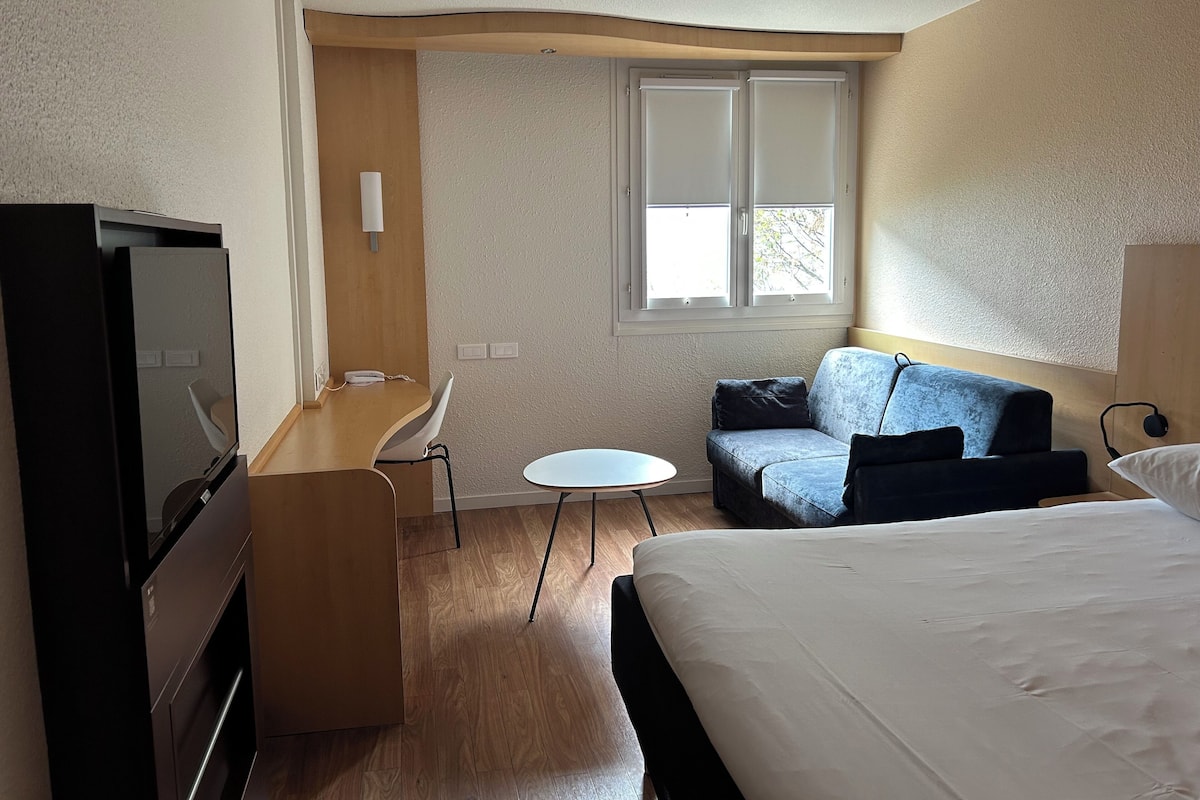 Desk, soundproofing, free WiFi, bed sheets