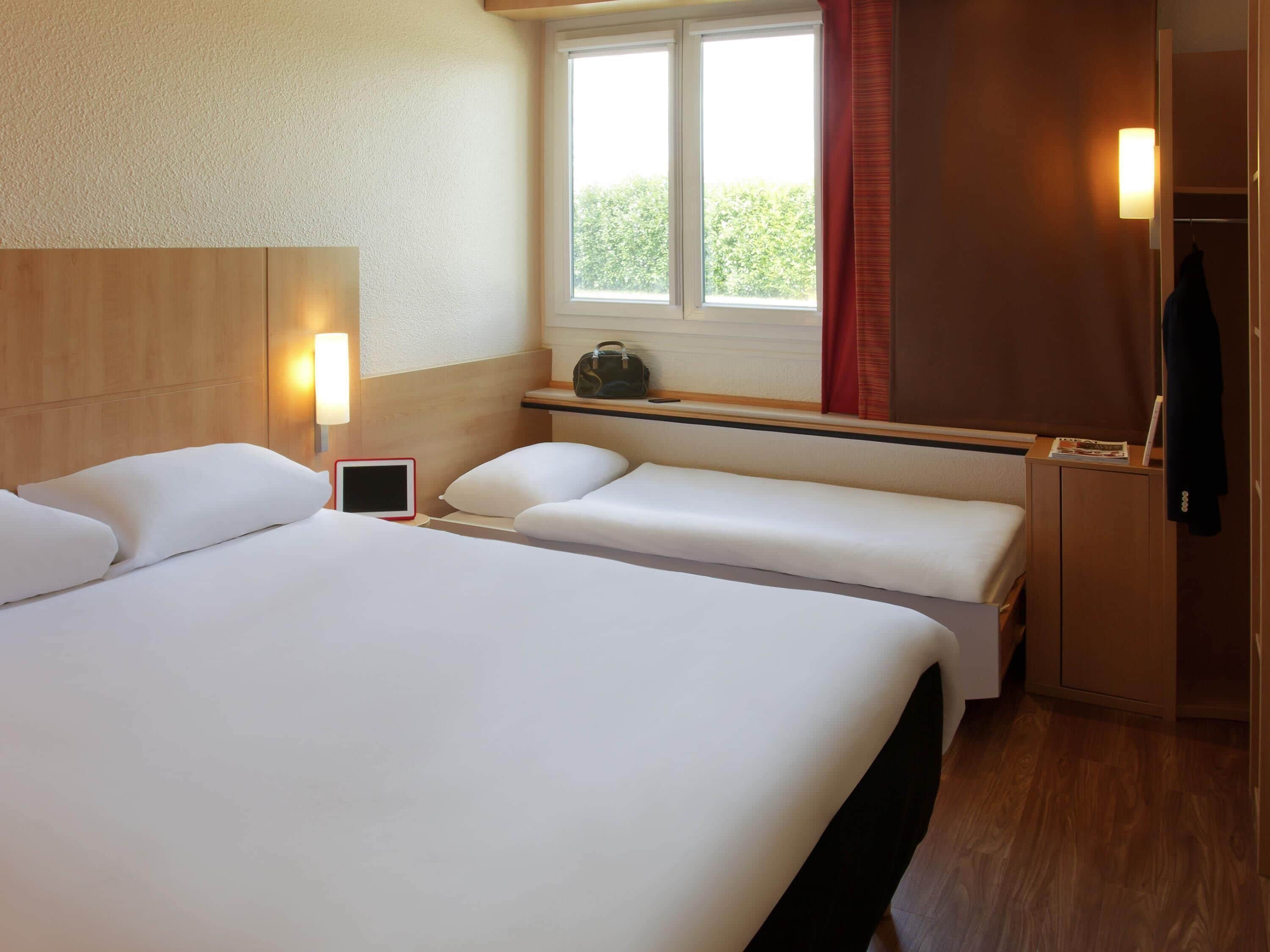 Standard Room, Multiple Beds | Desk, soundproofing, free WiFi, bed sheets