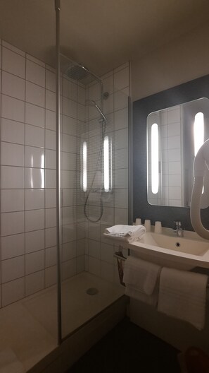 Kamar Double Standar, 1 Tempat Tidur Double | Kamar mandi | Perlengkapan kamar mandi ramah lingkungan, pengering rambut,  dan handuk
