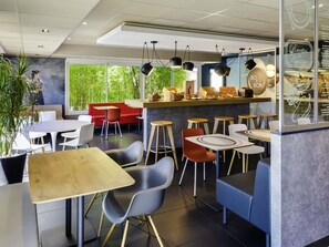 Desayuno buffet diario (EUR 13.50 por persona)