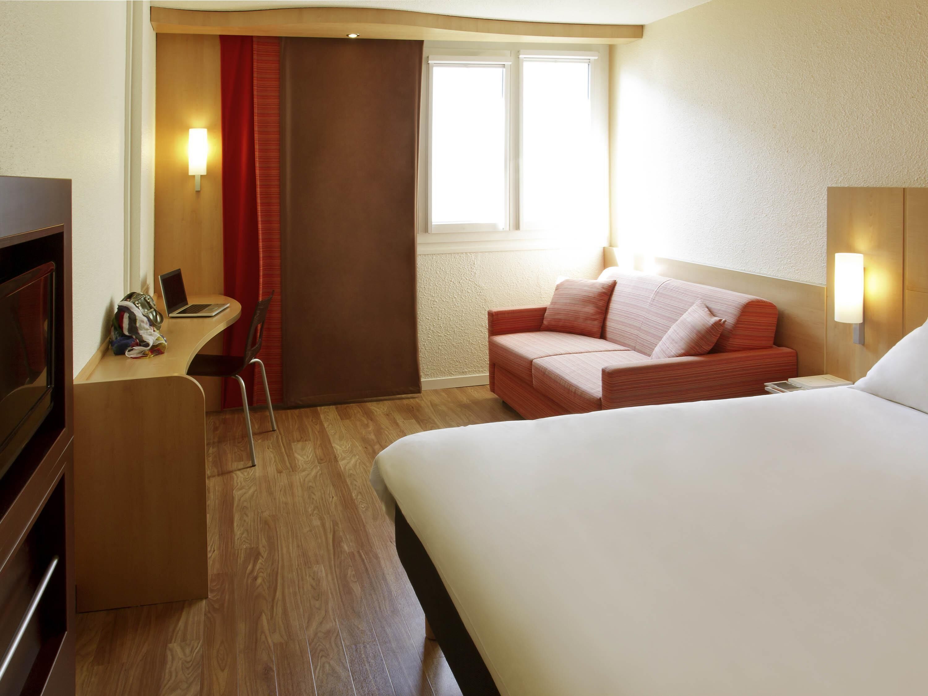 Habitación doble estándar, 1 cama matrimonial | Escritorio, insonorización, wifi gratis y ropa de cama 