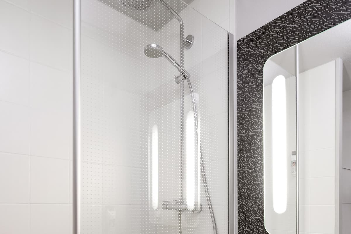 Skrivbord, ljudisolering, gratis wi-fi och sÀngklÀder