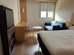 标准房, 1 张双人床和 1 张沙发床 | 办公桌、隔音、免费 WiFi、床单