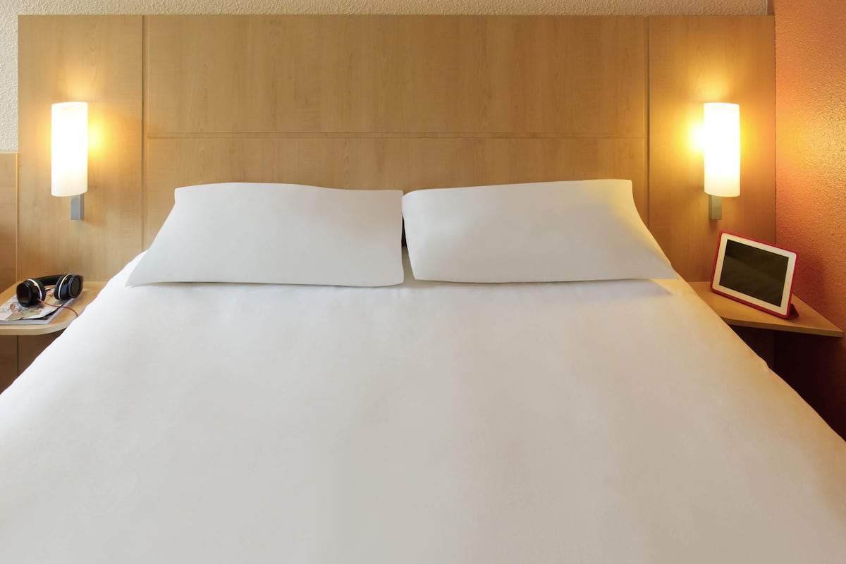 standard double room, 1 double bed | desk, soundproofing, free wifi, bed sheets