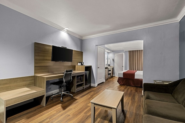 Suite, 1 King Bed, Non Smoking, Balcony | Room amenity