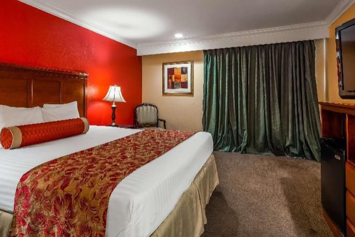 Blackout drapes, iron/ironing board, WiFi, bed sheets