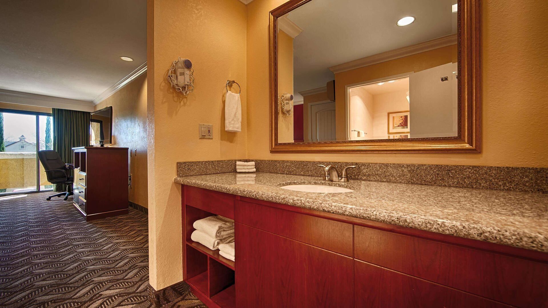Combined shower/bathtub, free toiletries, hair dryer, towels