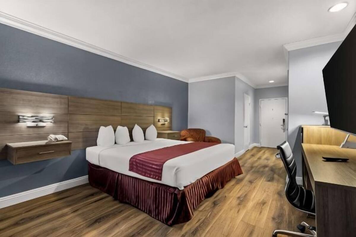 Cortinas blackout, tabla de planchar con plancha y wifi gratis