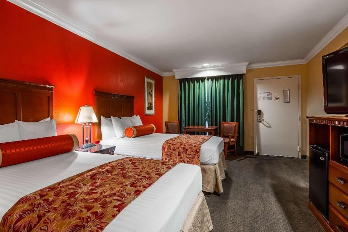 Blackout drapes, iron/ironing board, WiFi, bed sheets