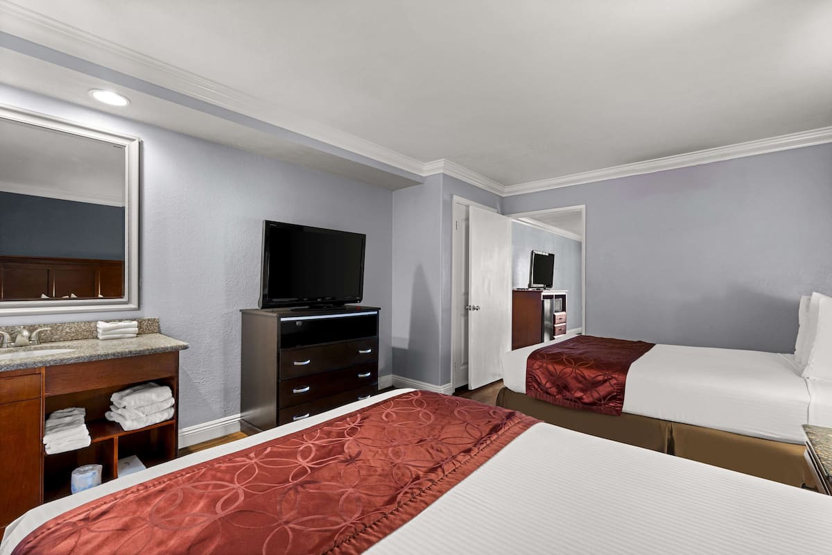 Cortinas blackout, tabla de planchar con plancha y wifi gratis