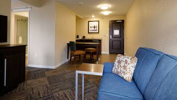 Studio, 1 kingsize-seng, tekjøkken | Oppholdsområde | En 43-tommers TV med kabel-kanaler