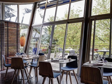 Lunch and dinner served . Mercure Lyon Charbonnieres