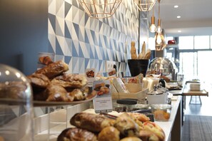 Lunch and dinner served, French cuisine