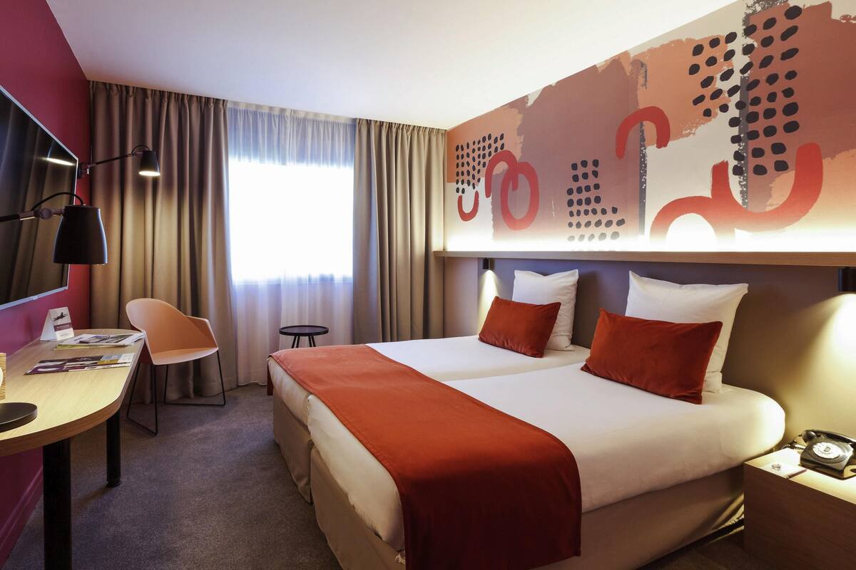 Classic Room, 1 Double Bed | Minibar, in-room safe, desk, laptop workspace