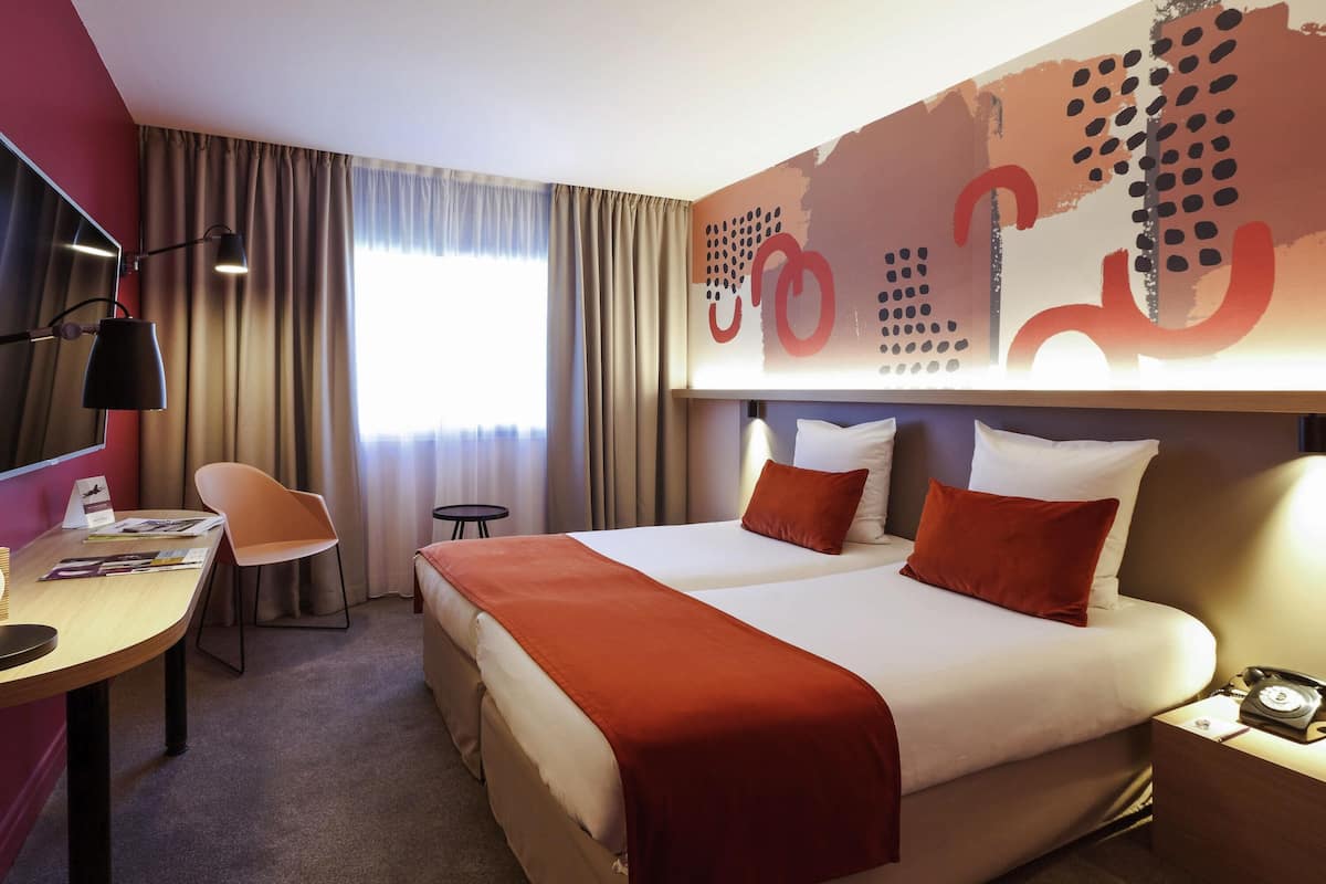 Classic-rum - 1 dubbelsäng | Minibar, värdeförvaringsskåp på rummet och skrivbord