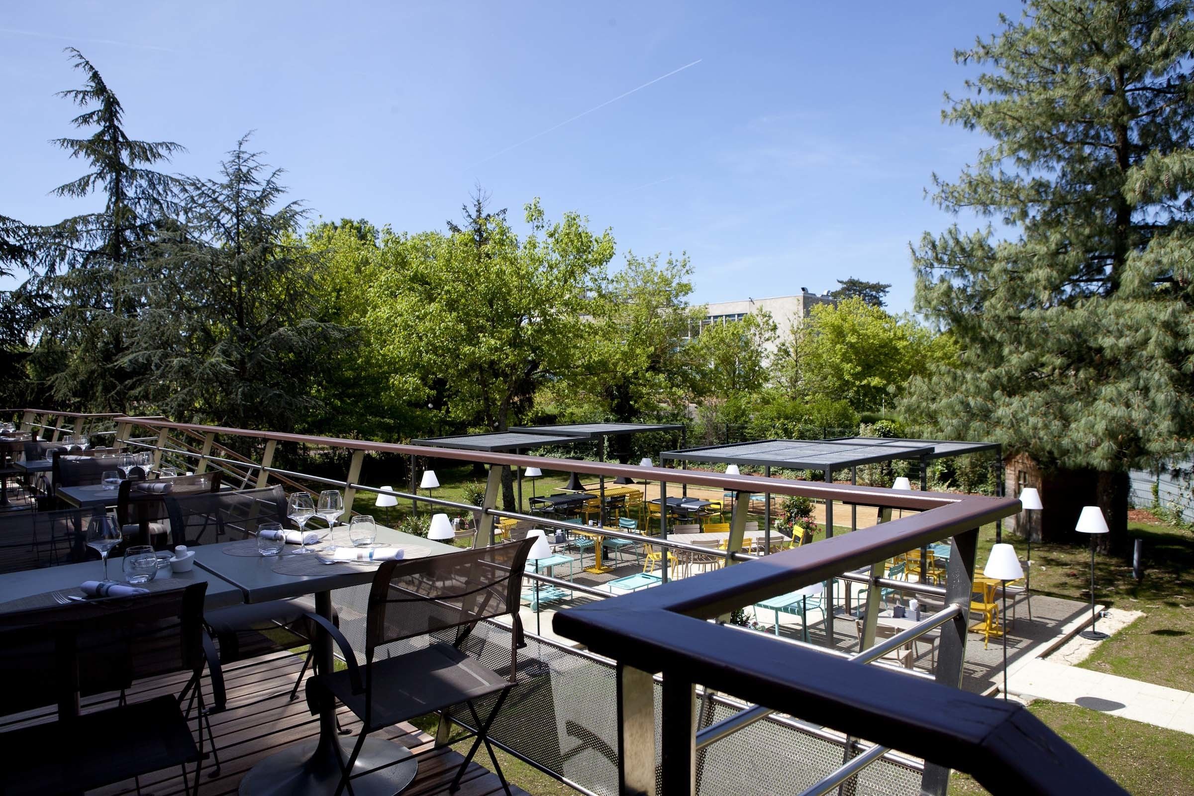 Déjeuner et dîner servis sur place, spécialités Cuisine française