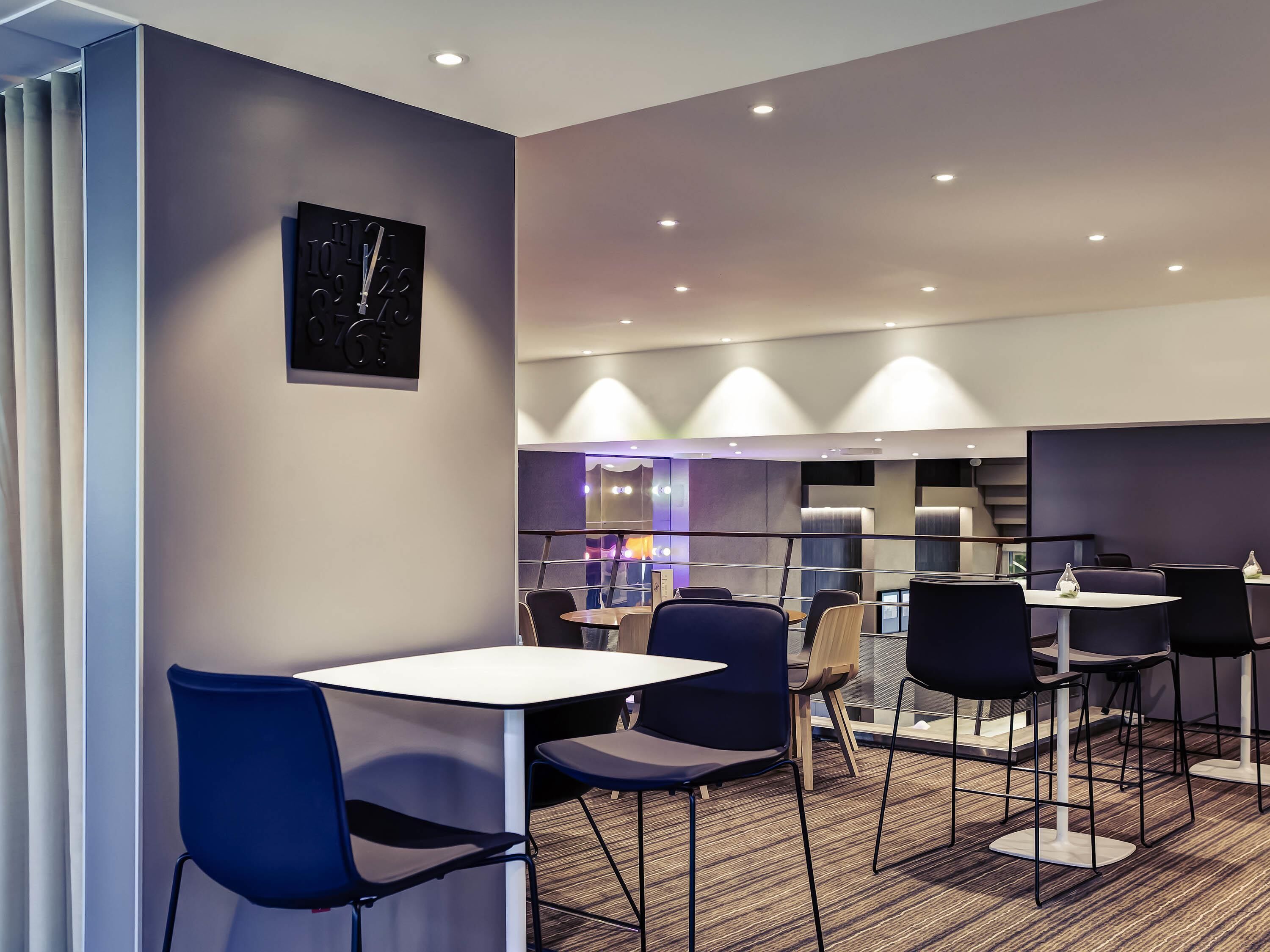 Une chambre d’hôtel moderne avec un grand lit, un bureau et une chaise.
