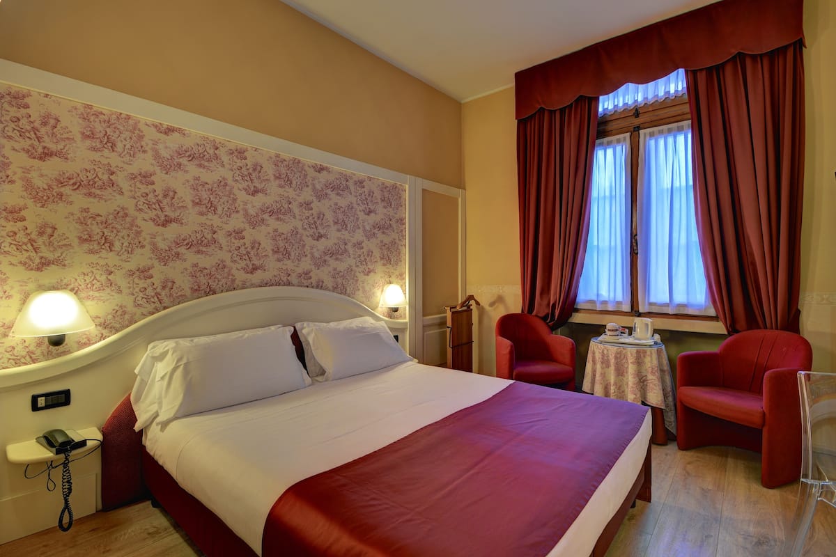 Chambre supérieure, 1 grand lit | Couette en duvet, minibar, coffre-fort, système d’insonorisation