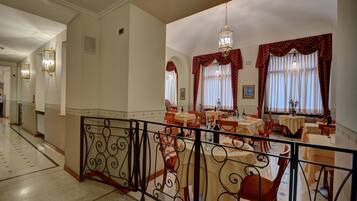 Bữa sáng buffet hàng ngày (7 EUR/mỗi người)