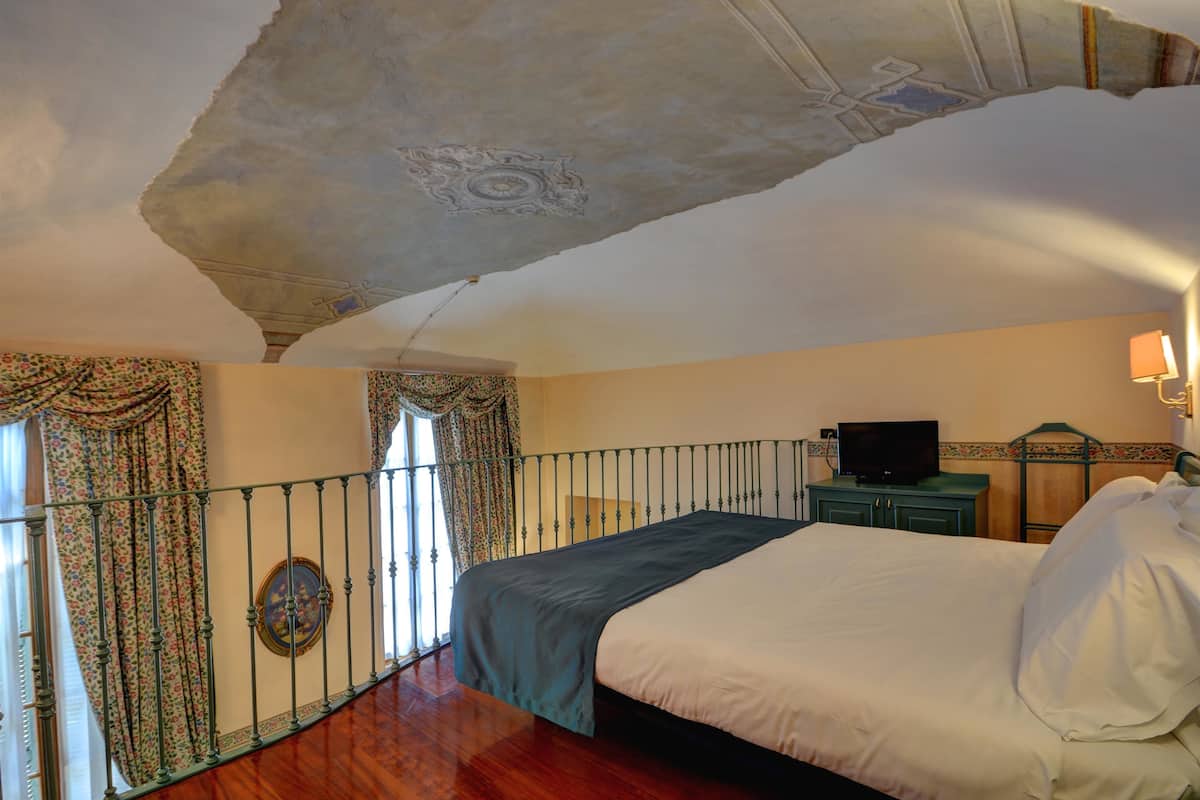 Suite Junior, 1 grand lit | Couette en duvet, minibar, coffre-fort, système d’insonorisation